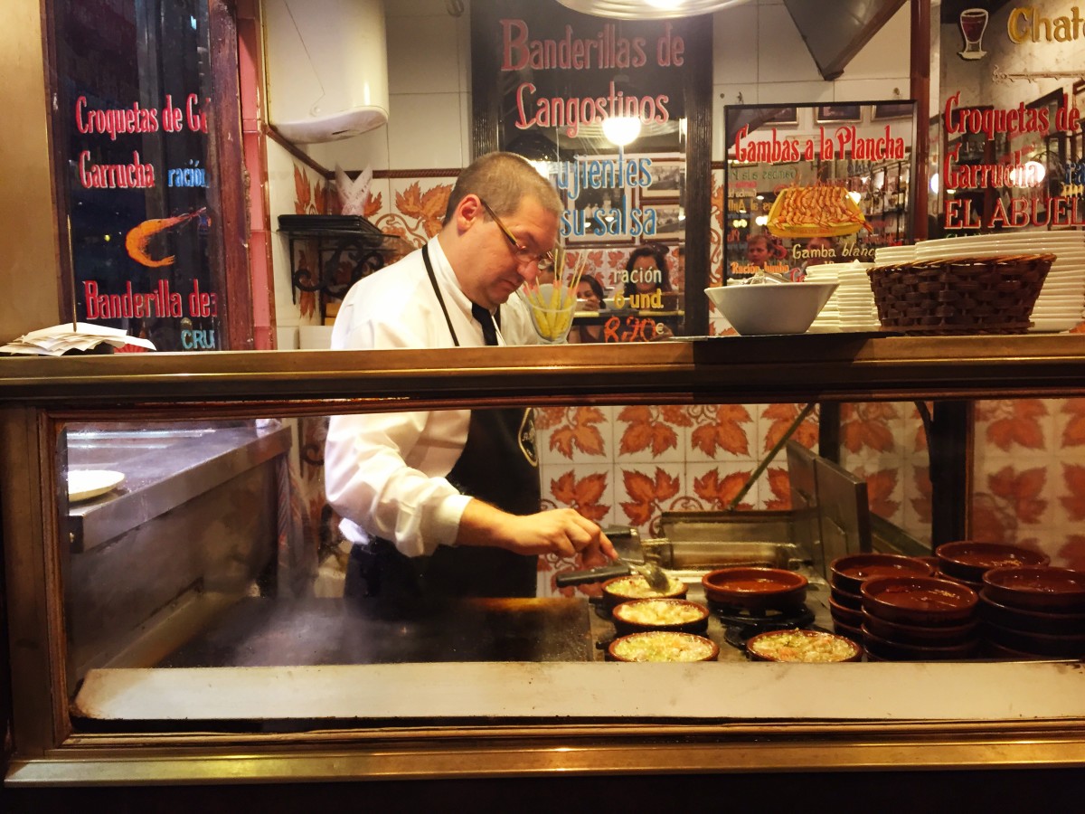 Prepping the gambónes. Best tapas in Madrid.