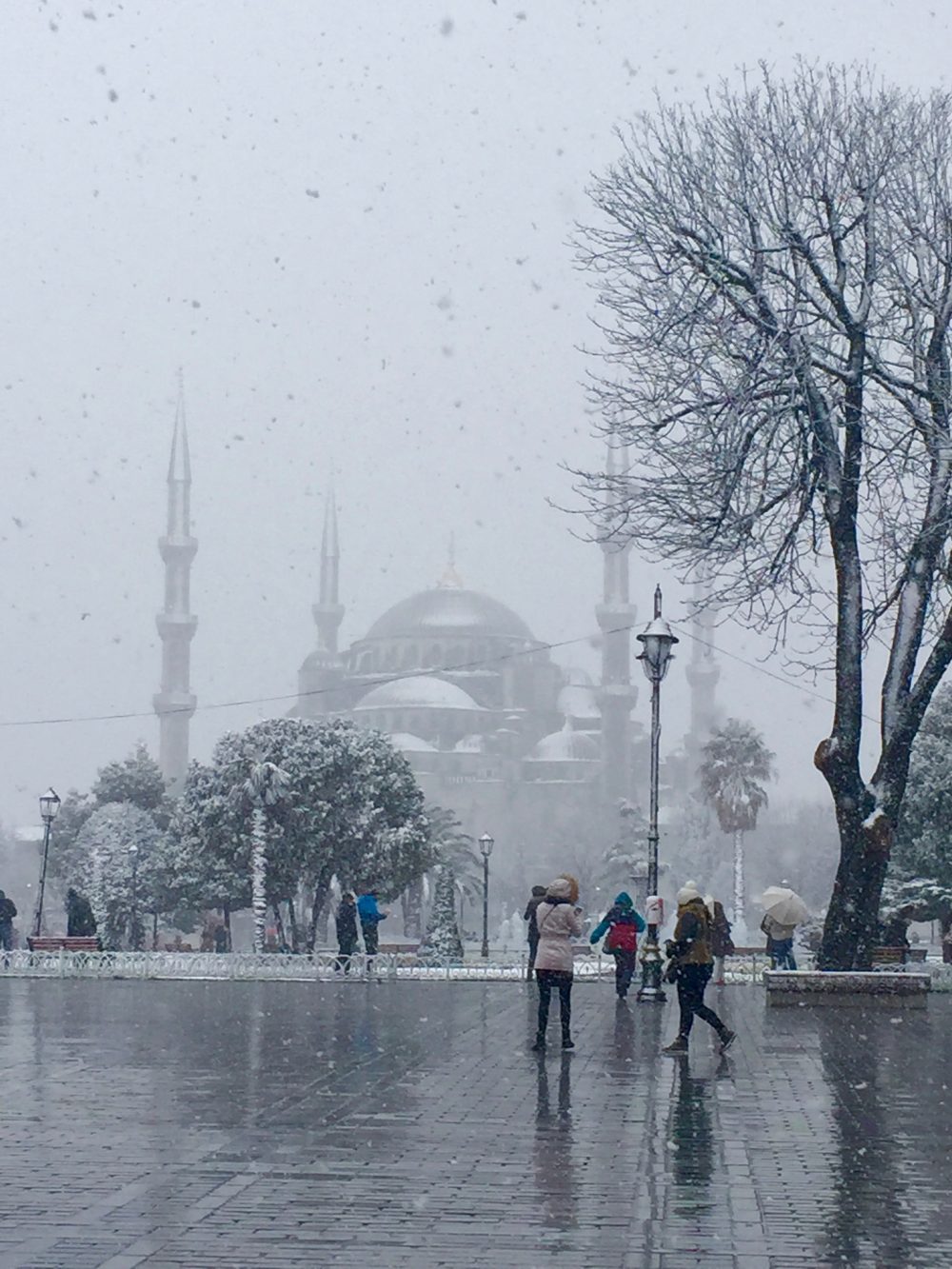 A snowy Blue Mosque in Istanbul - Places to Visit in Istanbul in Winter | https://passportandplates.com