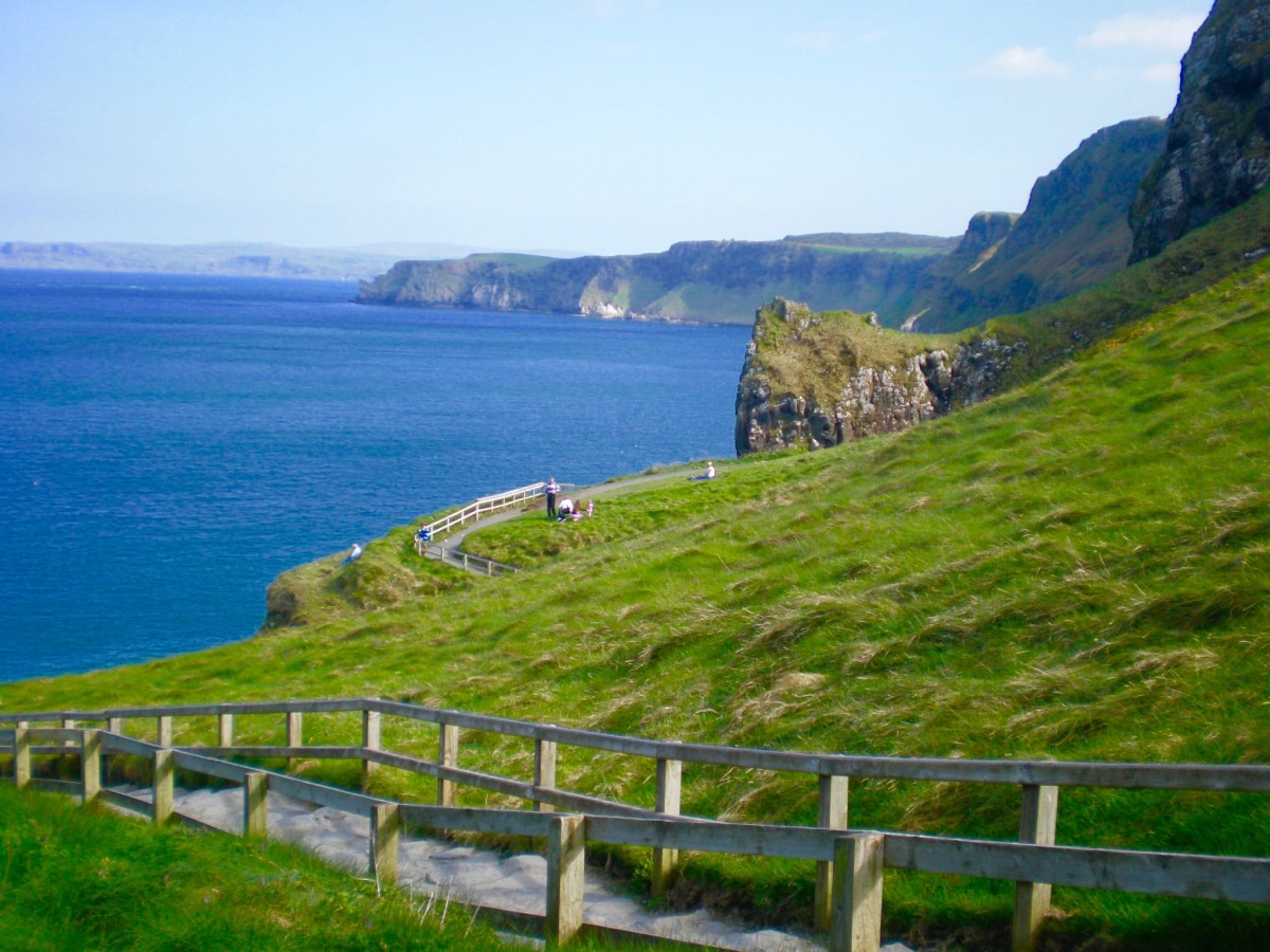 Although I’m a huge proponent of public transportation, Ireland is a country where a car is practically a necessity. Click to see out all the beautiful places to visit in the Perfect Ireland Road Trip itinerary! | https://passportandplates.com