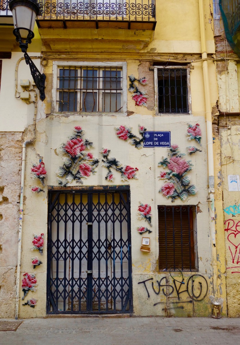 Planning a trip to Valencia, Spain soon? Don't miss out on the street art in Valencia tour with Valencia Urban Adventures! | https://passportandplates.com