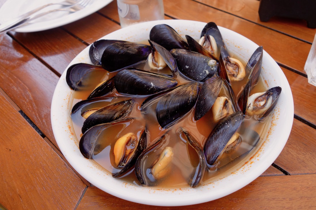 Mussels at La Pilareta in Valencia, Spain - Best restaurants in Valencia Spain | https://passportandplates.com