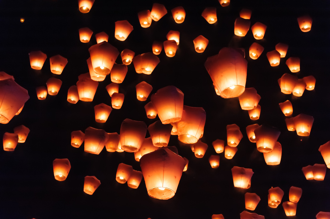 If you're traveling to Taiwan in 2017, click to read why you should attend the Taiwan Lantern Festival! | https://passportandplates.com
