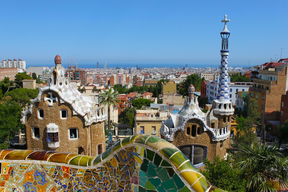 Headed to Barcelona? Check out the budget guide to Barcelona so you can enjoy your trip without breaking the bank! | https://passportandplates.com
