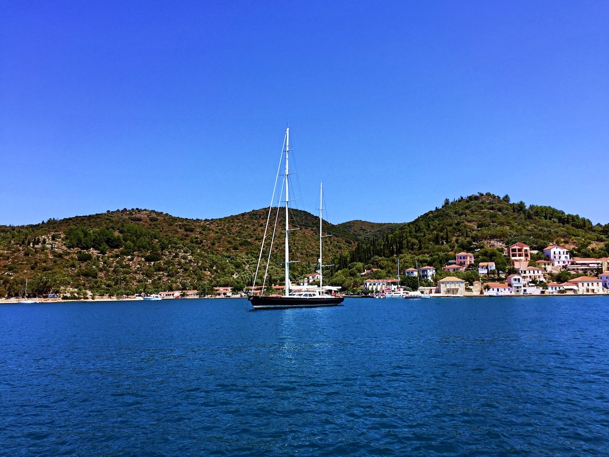 If you're looking to for an amazing experience sailing Greece, look no further than A Dot in the Blue - the best company for sailing the greek islands! | https://passportandplates.com